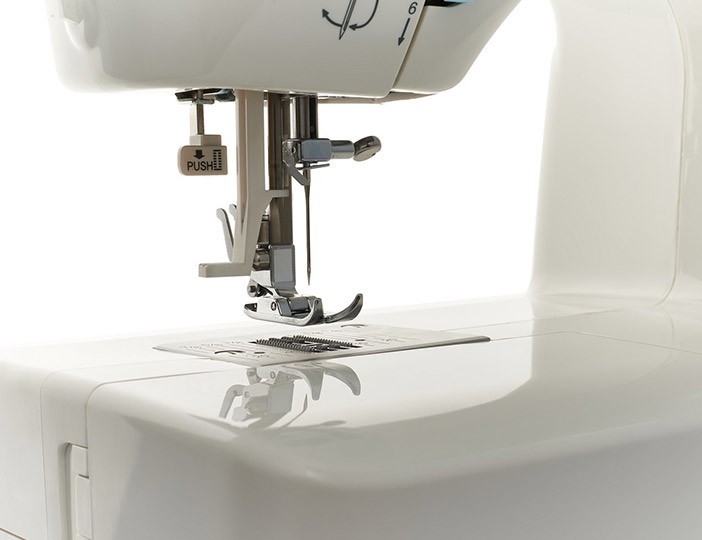 Электромеханическая швейная машина CHAYKA NEW WAVE 750